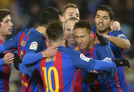 Niềm vui của các cầu thủ Barcelona sau khi ghi bàn vào lưới Real Sociedad.